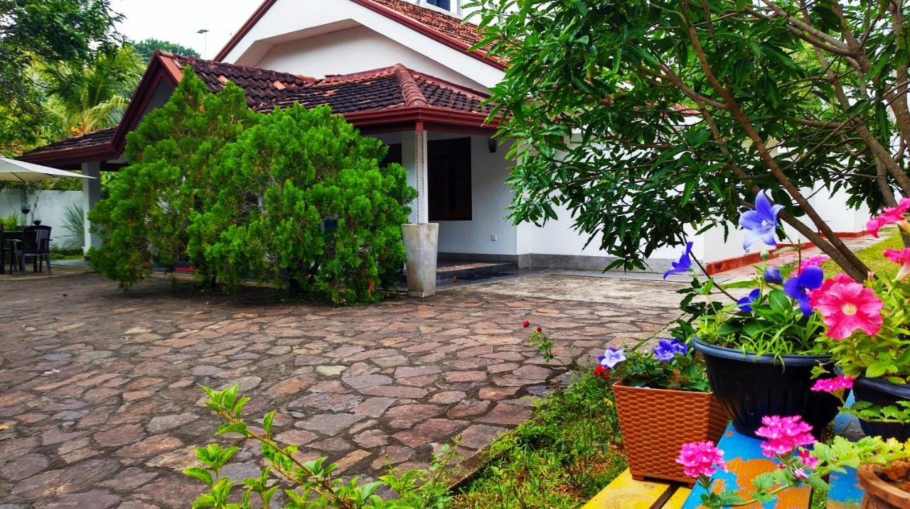 Mina Villa Хиккадува Экстерьер фото